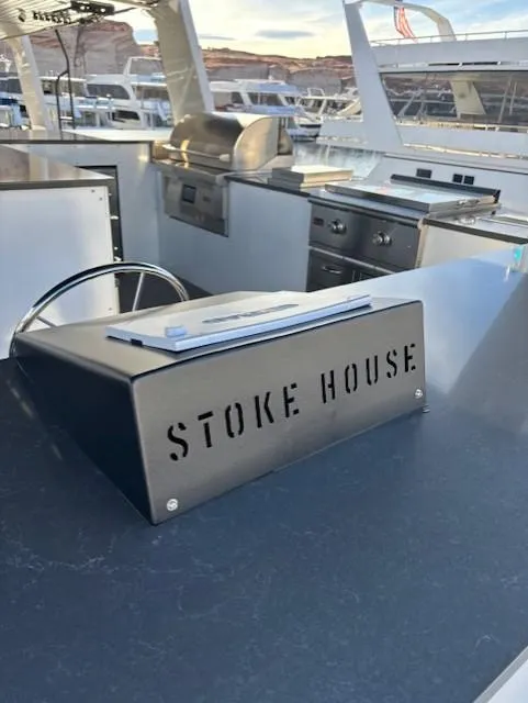 Slide: The Image of Outdoor kitchen on 1999 Horizon Stoke House boat with grill and countertop. - 44