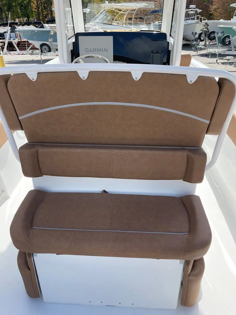 Slide: The Image of Sea Hunt Ultra 235 SE 2025 - 10