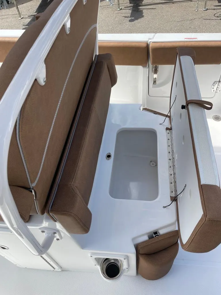 Slide: The Image of Sea Hunt Ultra 235 SE 2025 - 11