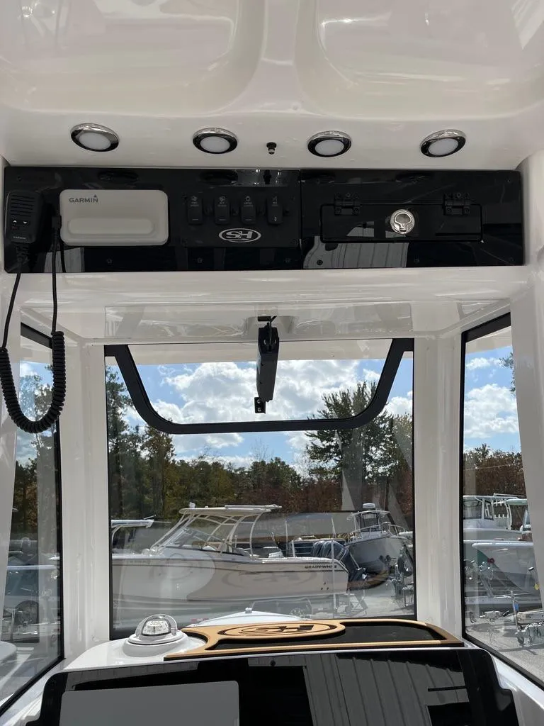 Slide: The Image of Sea Hunt Ultra 235 SE 2025 - 13