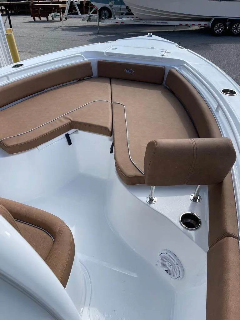 Slide: The Image of Sea Hunt Ultra 235 SE 2025 - 3