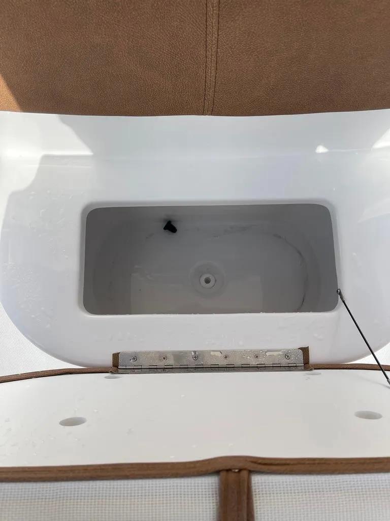 Slide: The Image of Sea Hunt Ultra 235 SE 2025 - 5