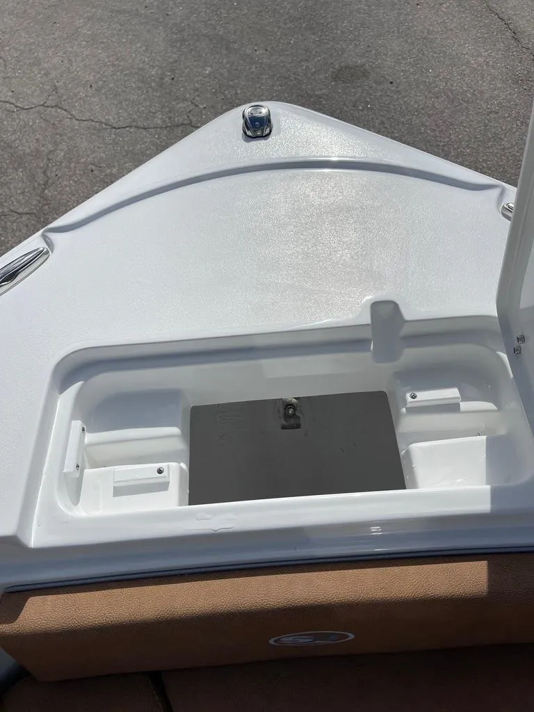 Slide: The Image of Sea Hunt Ultra 235 SE 2025 - 6