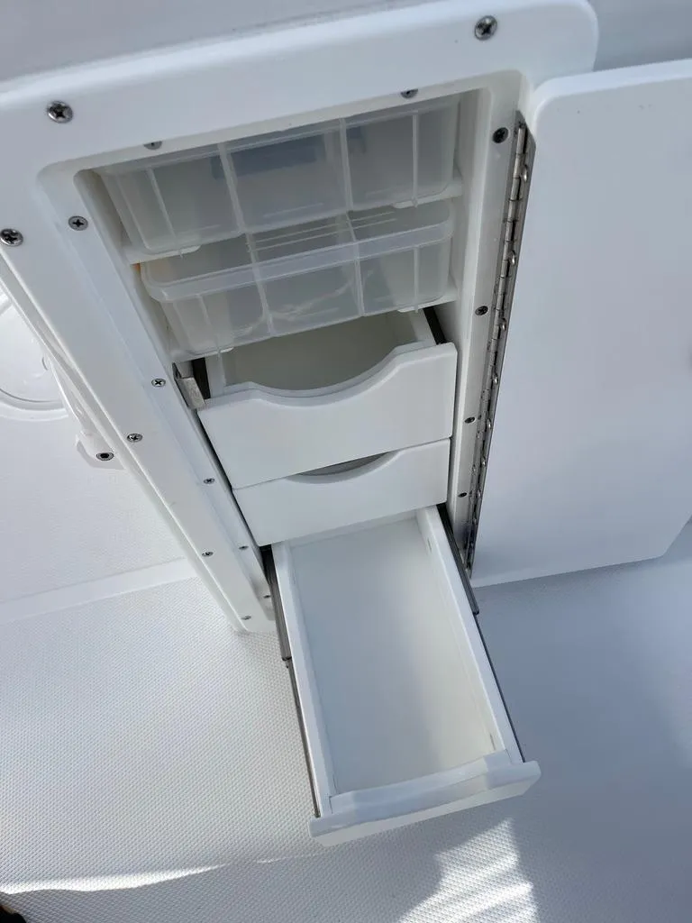 Slide: The Image of Sea Hunt Ultra 235 SE 2025 - 9