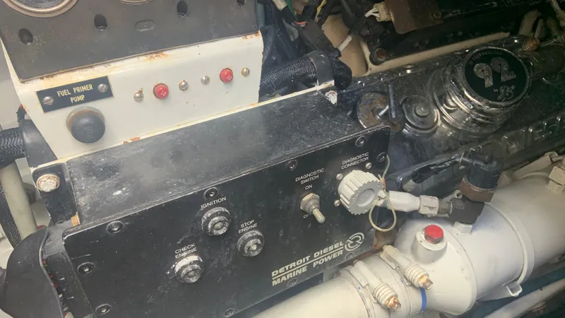 Slide: The Image of Engine controls of a 1994 Sea Ray 500 Sundancer boat. - 14