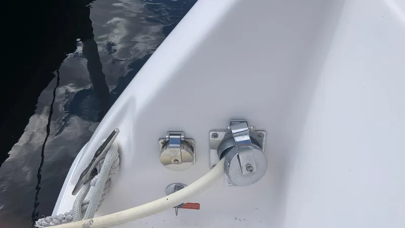 Slide: The Image of 1994 Sea Ray 500 Sundancer deck with cleat and fittings by the water. - 19