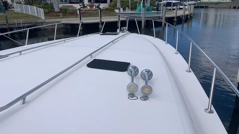Slide: The Image of 1994 Sea Ray 500 Sundancer yacht deck with railing and dock view. - 20