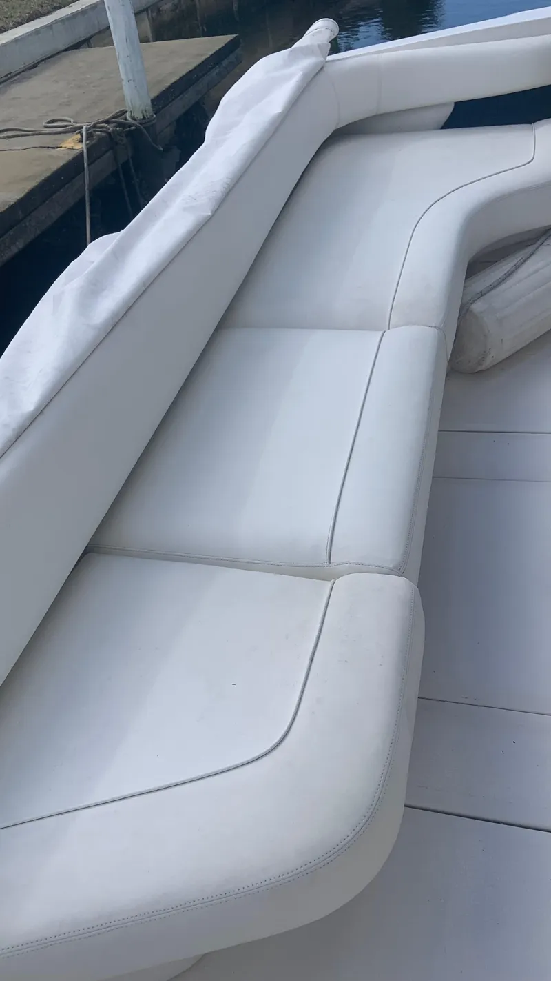 Slide: The Image of White seating area on a 1994 Sea Ray 500 Sundancer yacht. - 8