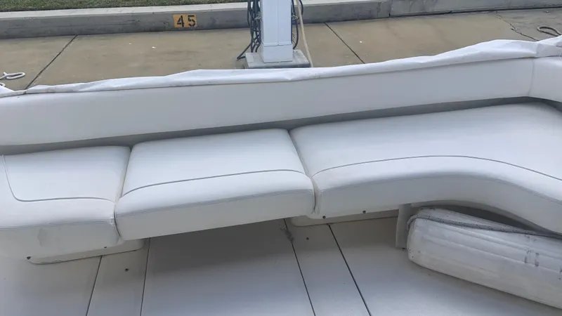 Slide: The Image of White seating area on a 1994 Sea Ray 500 Sundancer boat. - 9