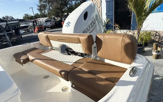 Slide: The Image of Pioneer 180 Islander 2025 - 16