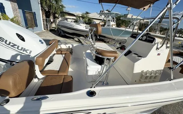 Slide: The Image of Pioneer 180 Islander 2025 - 17