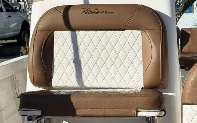 Slide: The Image of Pioneer 180 Islander 2025 - 22