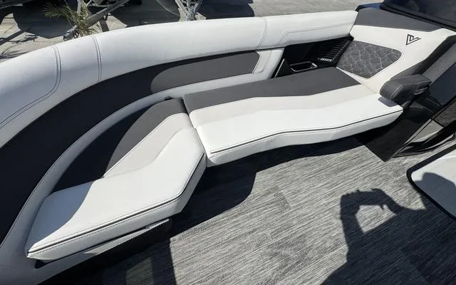 Slide: The Image of Viaggio Diamante 24UW 2025 - 32