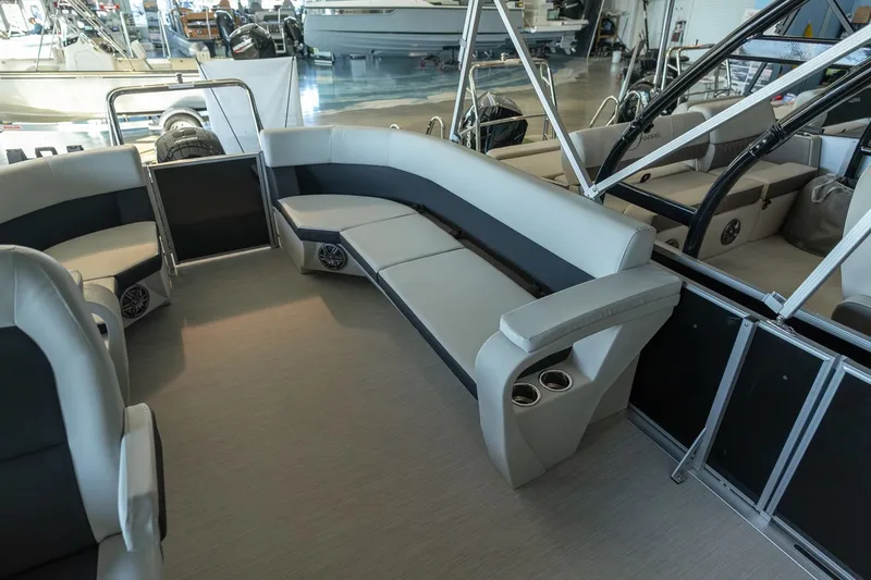 Slide: The Image of Harris Breeze 230 2025 - 18