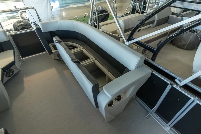 Slide: The Image of Harris Breeze 230 2025 - 19
