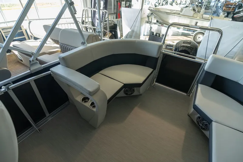 Slide: The Image of Harris Breeze 230 2025 - 20