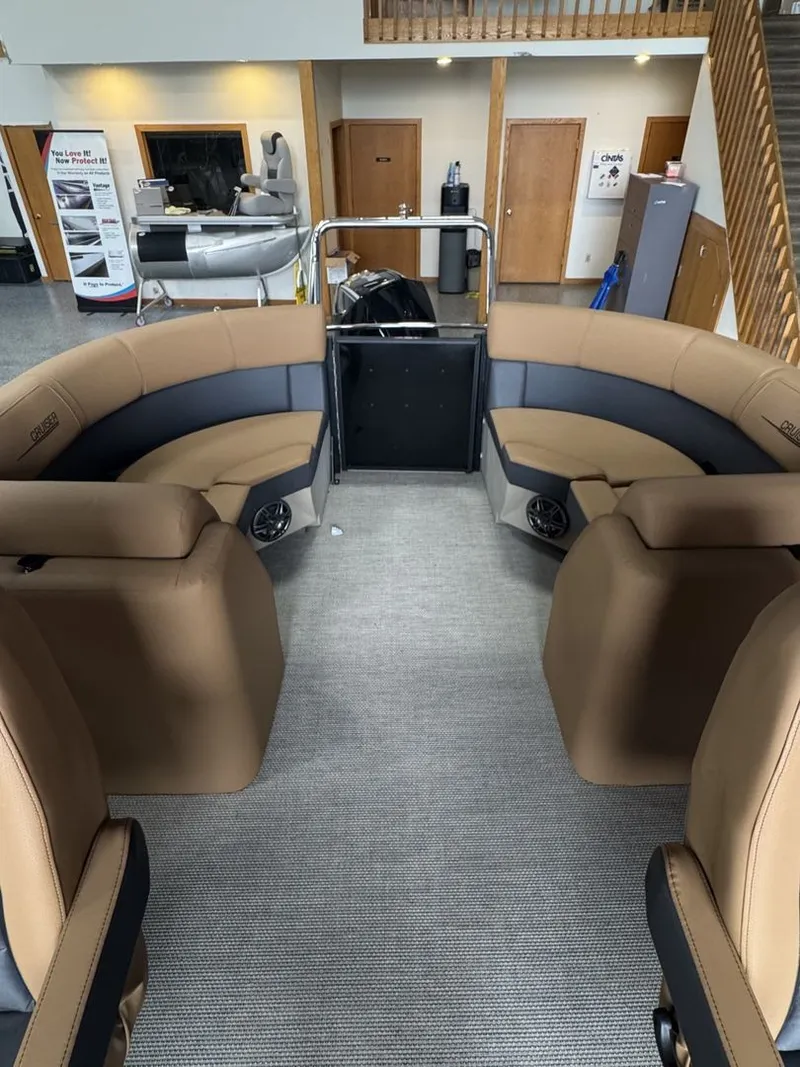 Slide: The Image of Harris Cruiser 230 2025 - 5