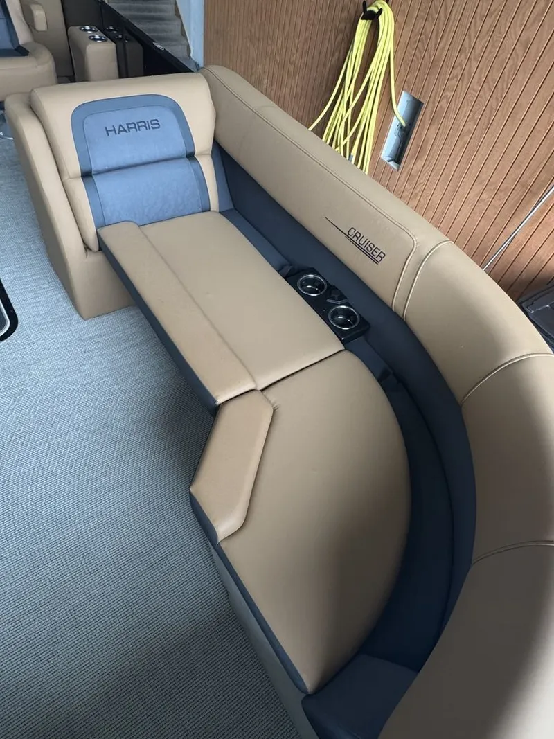 Slide: The Image of Harris Cruiser 230 2025 - 21