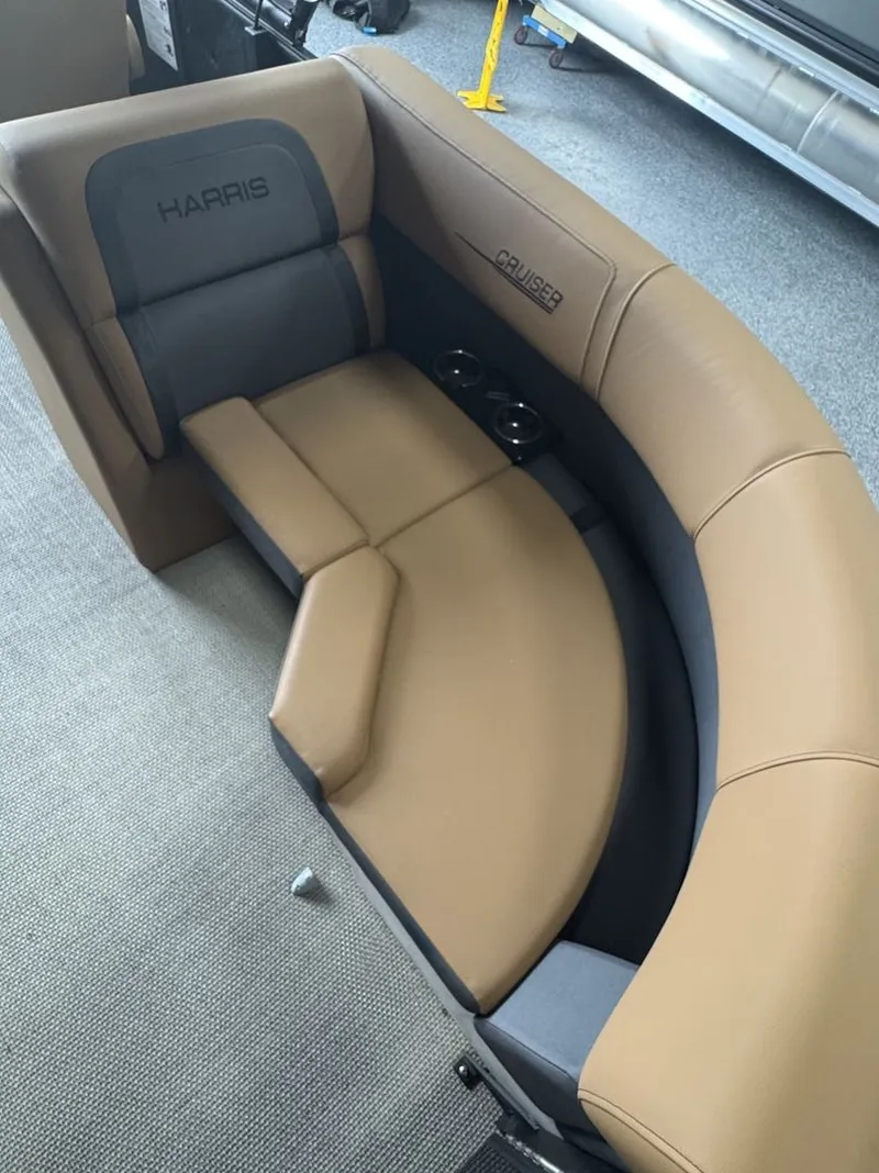 Slide: The Image of Harris Cruiser 230 2025 - 7