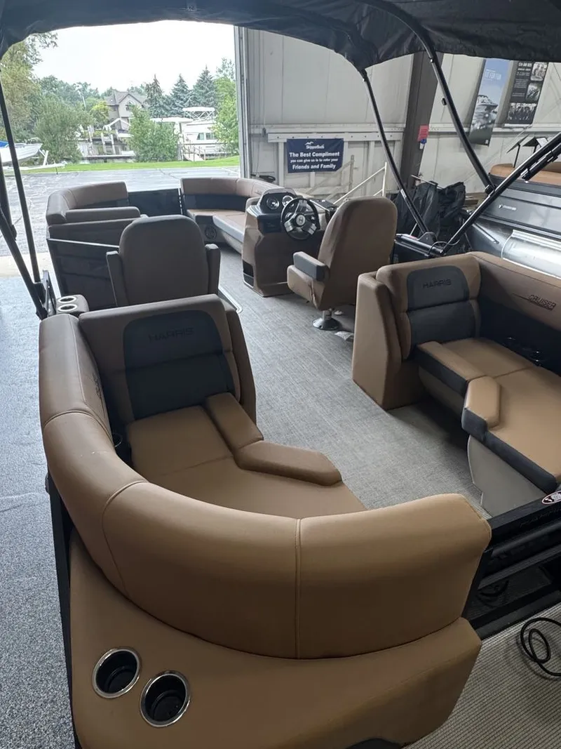 Slide: The Image of Harris Cruiser 230 2025 - 4