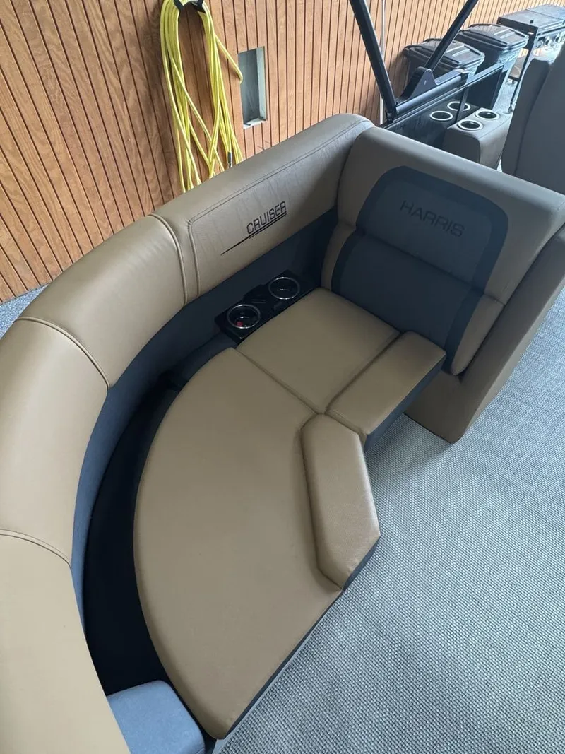 Slide: The Image of Harris Cruiser 230 2025 - 6