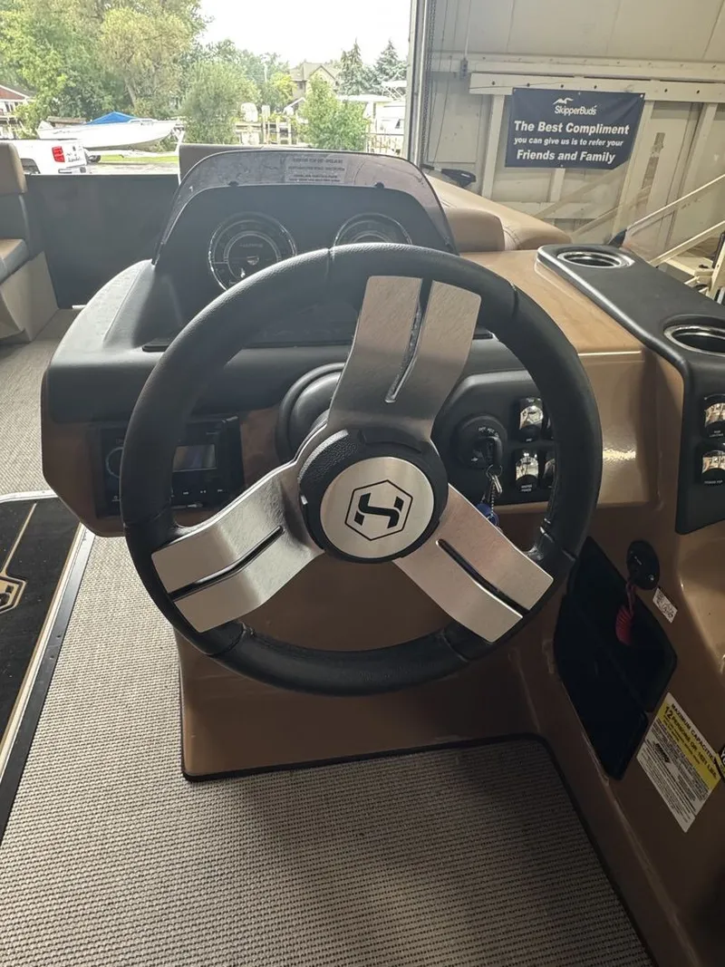 Slide: The Image of Harris Cruiser 230 2025 - 11