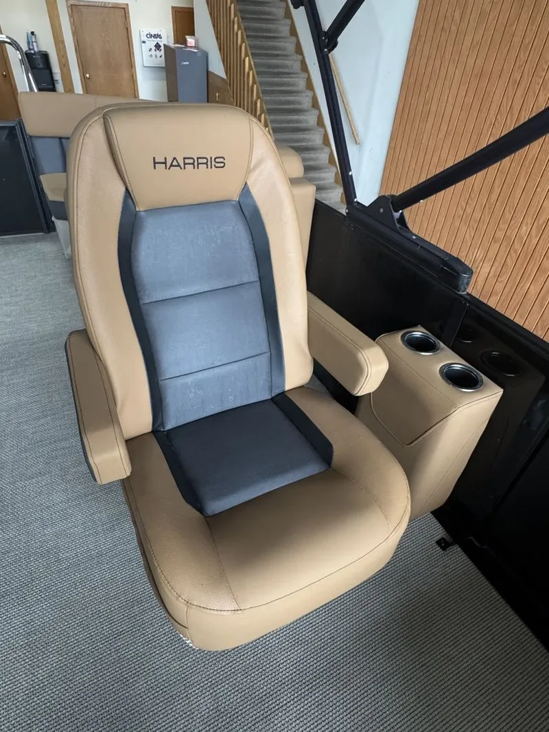 Slide: The Image of Harris Cruiser 230 2025 - 17