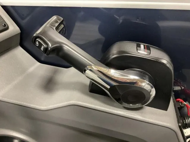 Slide: The Image of Throttle control of 2025 Bennington S L-Bench 21 SLJ boat. - 11