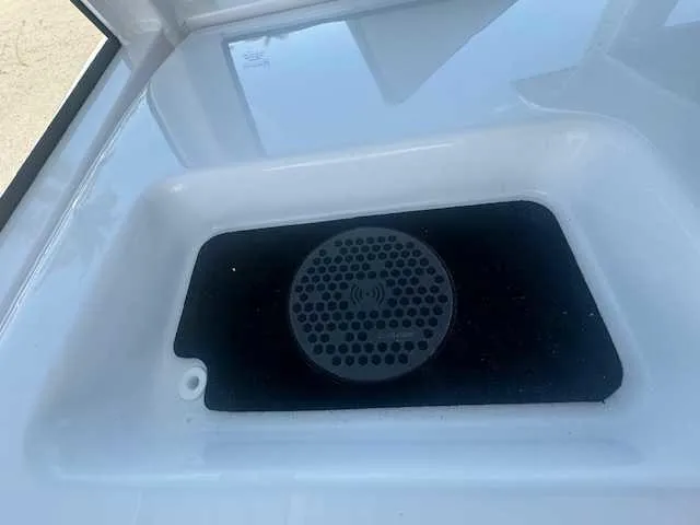 Slide: The Image of Garmin device and microphone on Sportsman Heritage 261 boat, 2025 model. - 29