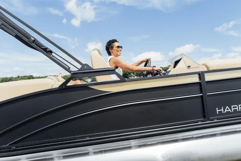 Slide: The Image of Harris 230 CRUISER 2025 - 2