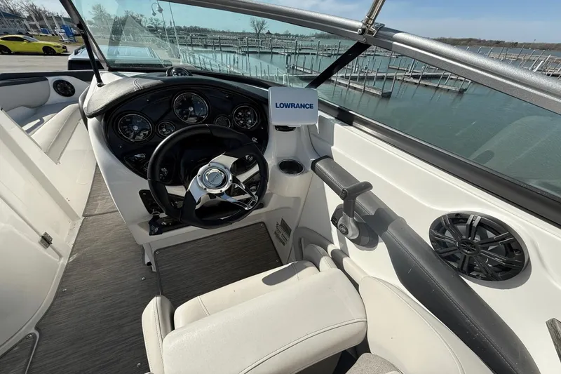 Slide: The Image of Rinker QX26 2017 - 7