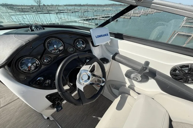 Slide: The Image of Rinker QX26 2017 - 9