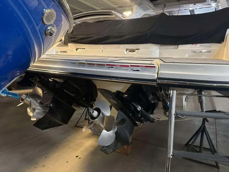 Slide: The Image of Sea Ray SLX 350 2023 - 2