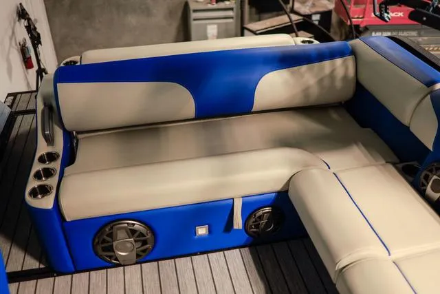 Slide: The Image of Montara 25' SURF BOSS 2.0 SL 2025 - 10