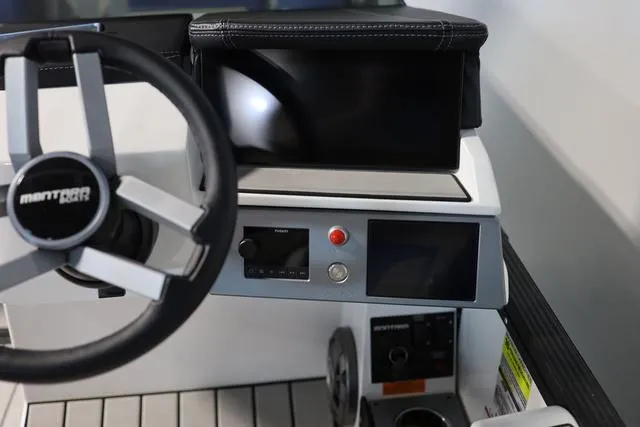 Slide: The Image of Montara 25' SURF BOSS 2.0 SL 2025 - 25