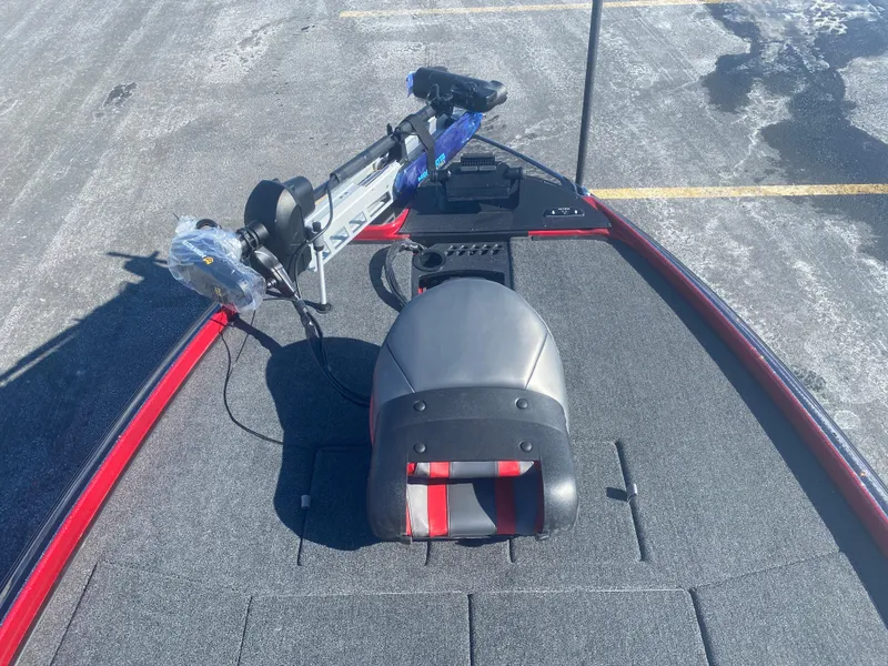 Slide: The Image of 2025 Nitro Z21 XL Pro boat deck with seat and trolling motor. - 7