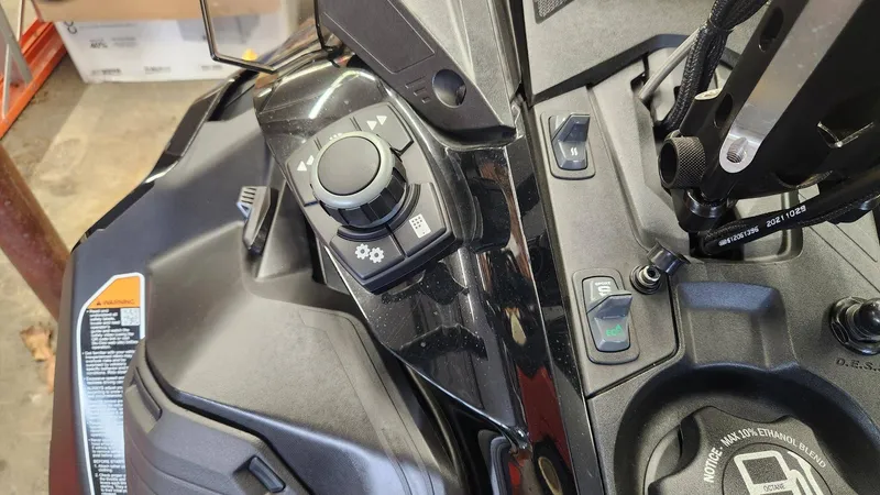 Slide: The Image of Sea-Doo RENEGADE ENDURO 900 ACE TURBO R 2023 - 10