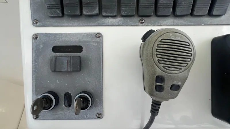 Slide: The Image of Control panel and microphone on a 2006 Rampage 30 Offshore boat. - 25