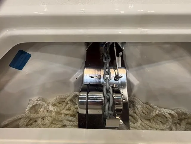 Slide: The Image of Anchor chain and rope in Sea Pro 242 Center Console, 2025 model. - 23