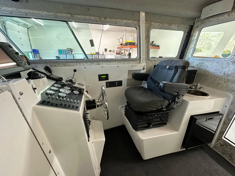 Slide: The Image of Interior of a 2005 Farallon 28 boat showing helm and captain's chair. - 34