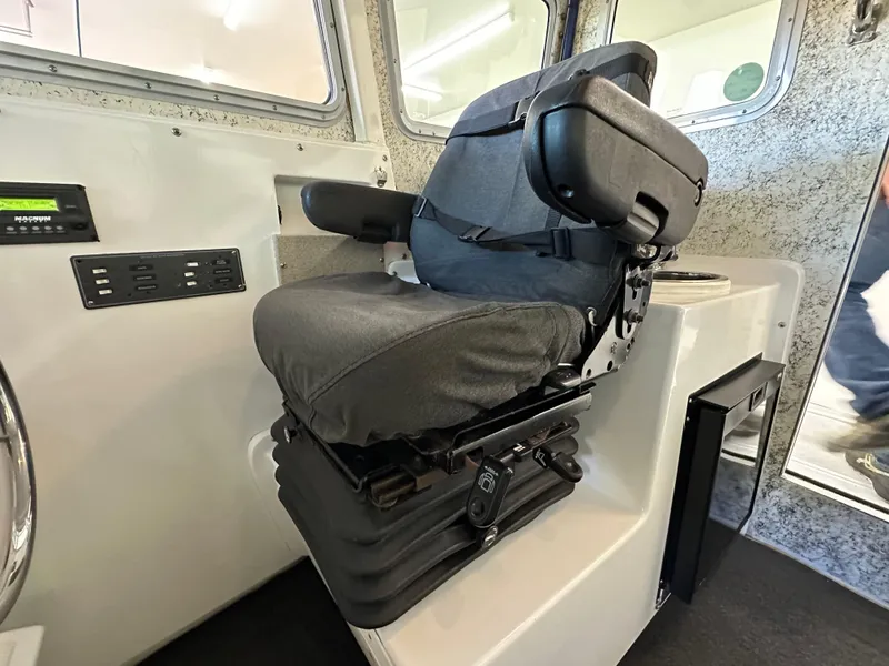 Slide: The Image of Captain's chair in a 2005 Farallon 28 boat interior, featuring adjustable seating. - 35