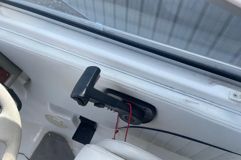 Slide: The Image of 1997 Bayliner 2655 Ciera boat throttle control with red safety lanyard. - 18
