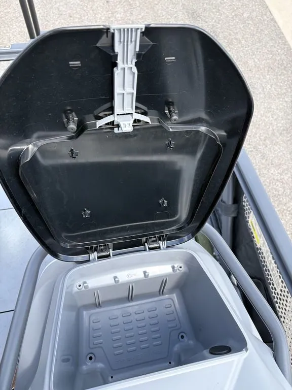 Slide: The Image of Sea-Doo Switch Fish™ Compact - 170 hp Galvanized 2026 - 9