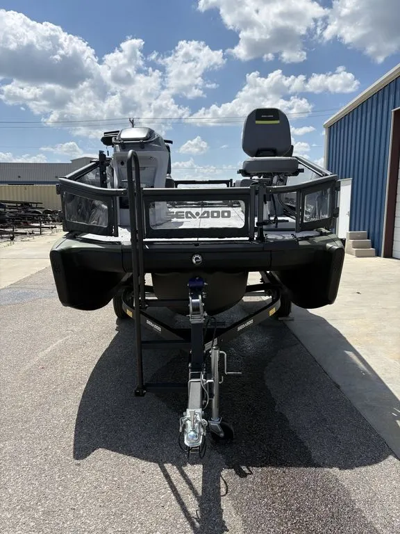 Slide: The Image of Sea-Doo Switch Fish™ Compact - 170 hp Galvanized 2026 - 4