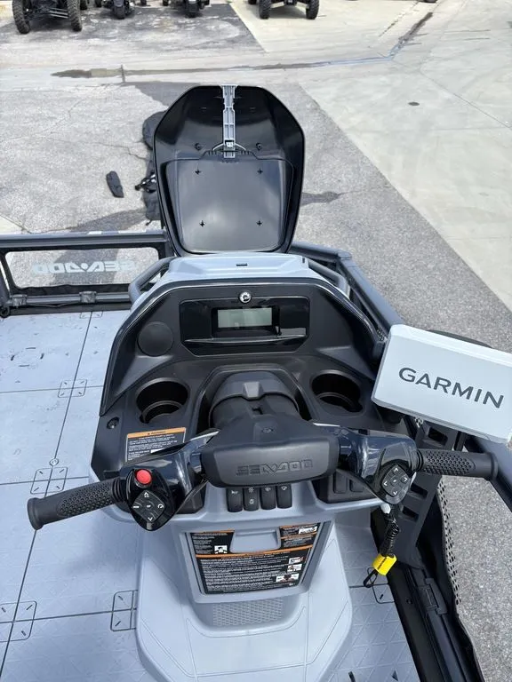 Slide: The Image of Sea-Doo Switch Fish™ Compact - 170 hp Galvanized 2026 - 8
