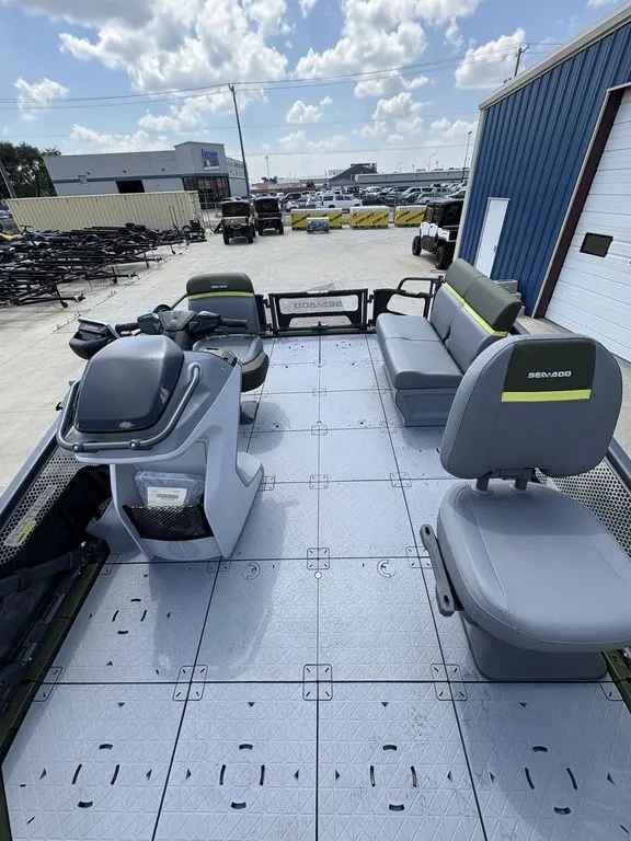 Slide: The Image of Sea-Doo Switch Fish™ Compact - 170 hp Galvanized 2026 - 5