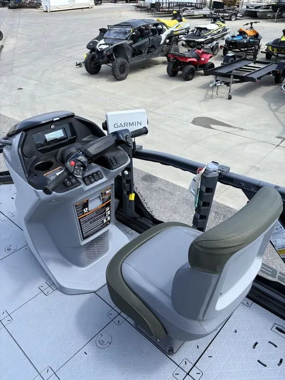 Slide: The Image of Sea-Doo Switch Fish™ Compact - 170 hp Galvanized 2026 - 7