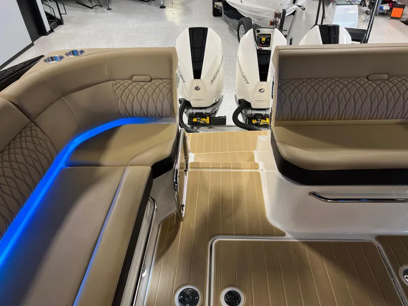 Slide: The Image of Sea Ray Sundancer 370 Outboard 2025 - 52
