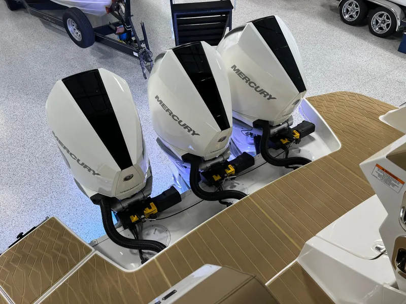 Slide: The Image of Sea Ray Sundancer 370 Outboard 2025 - 53