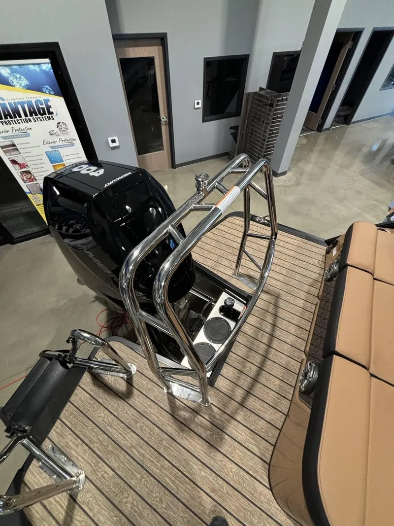 Slide: The Image of Harris Grand Mariner 250 2025 - 10